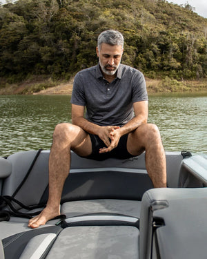 Polo Performance Antiarrugas Gris jaspe para hombre marca DANTE tallaje regular fit foto lifestyle