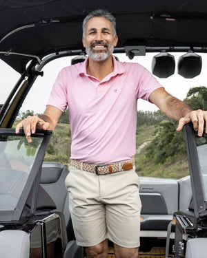 Polo Performance Antiarrugas Peach para hombre marca DANTE tallaje regular fit foto lifestyle