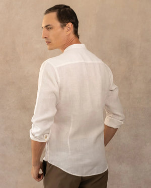 Camisa Lino Blanco Cuello Neru Logo Combinado marca DANTE para hombre regular fit foto espalda