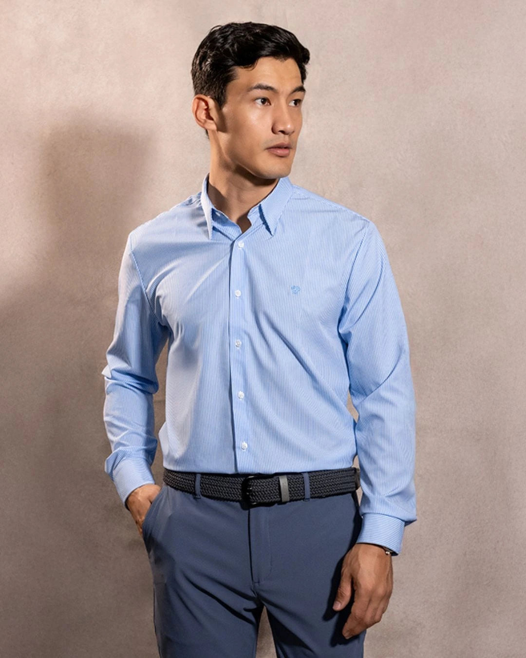 Camisa Performance rayas azul claro antiarrugas para hombre marca DANTE tallaje regular fit foto modelo