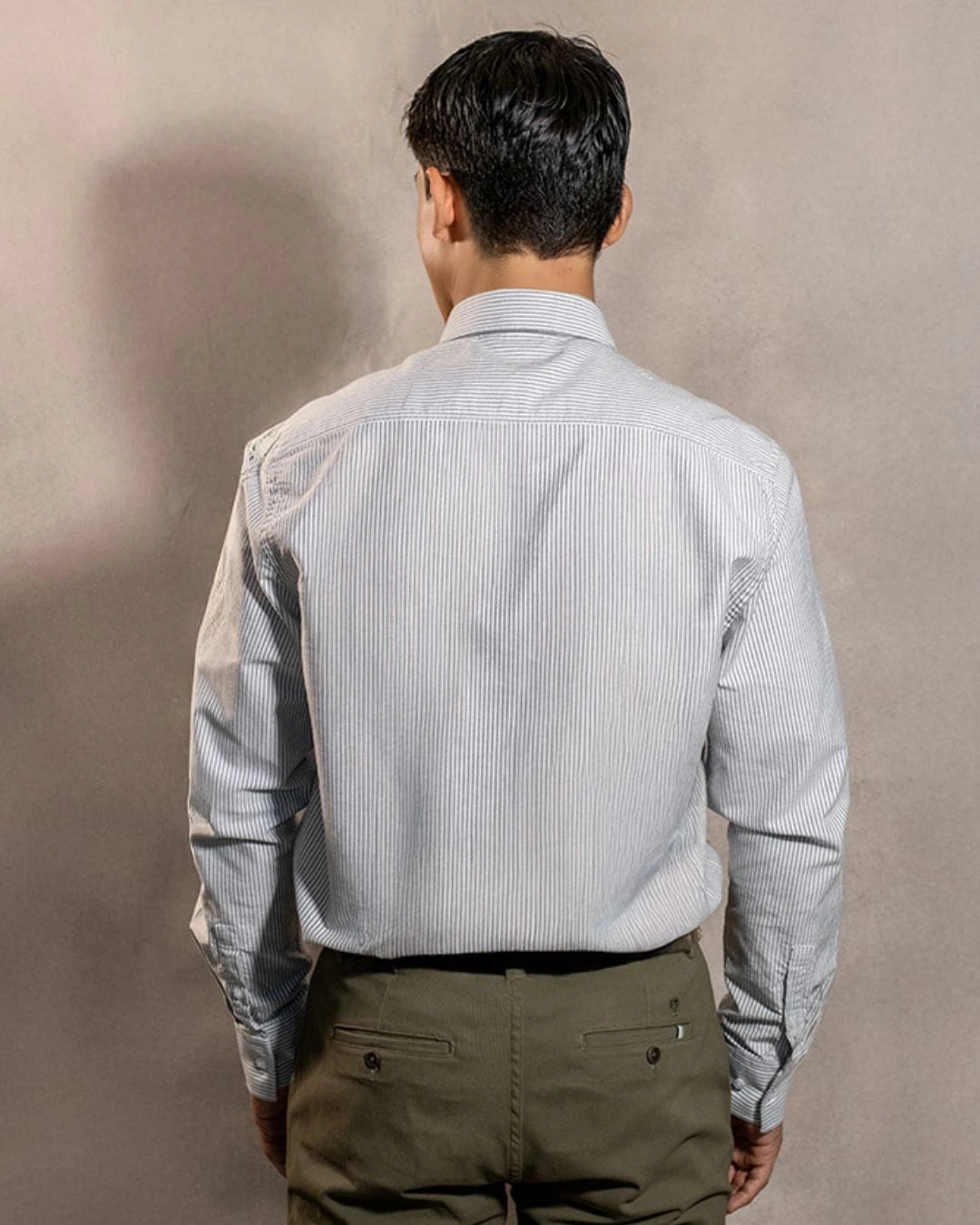 Camisa antimanchas Oxford Rayas Dark Grey Cornell marca DANTE para hombre regular fit foto  espalda