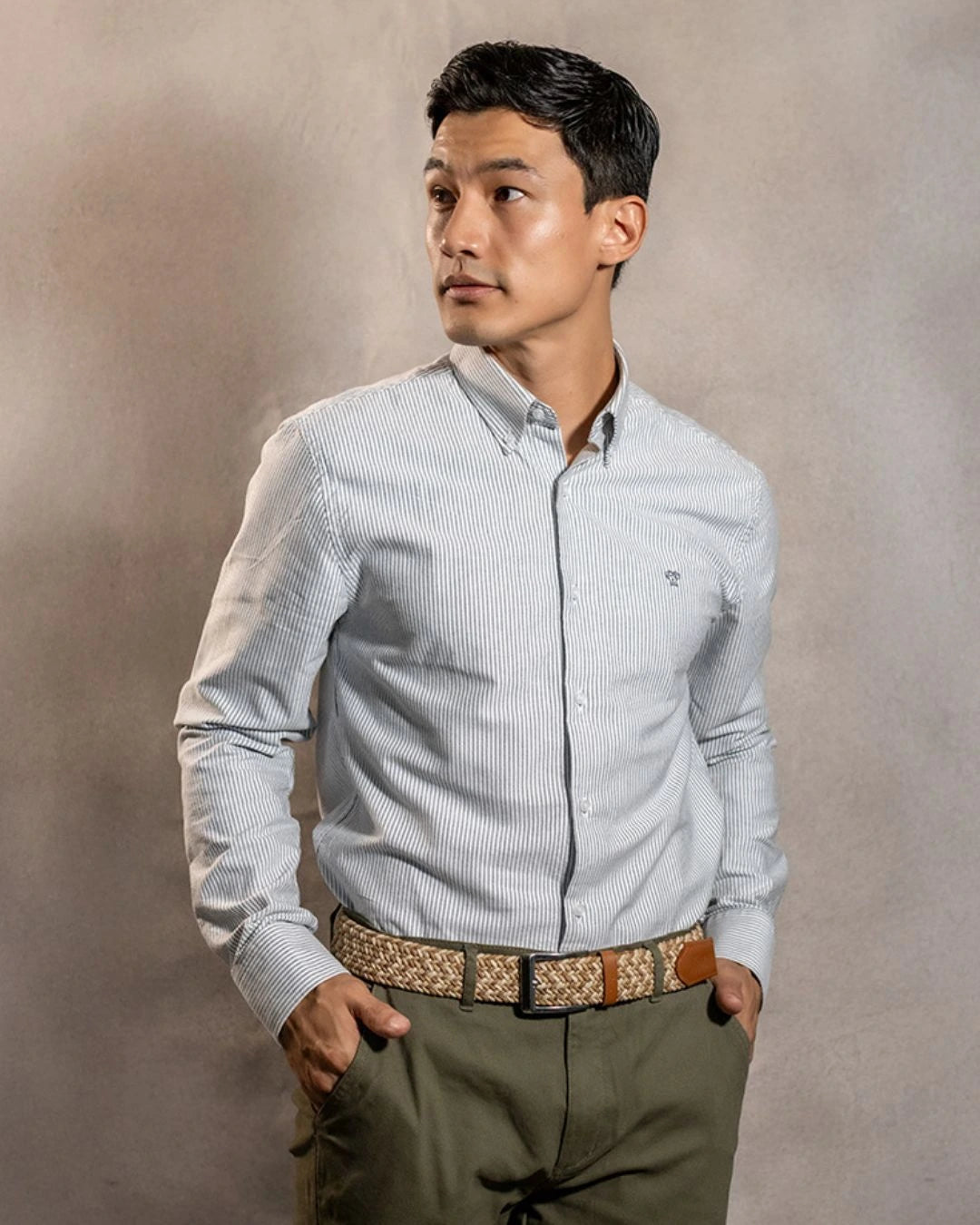 Camisa antimanchas Oxford Rayas Dark Grey Cornell marca DANTE para hombre regular fit foto  modelo