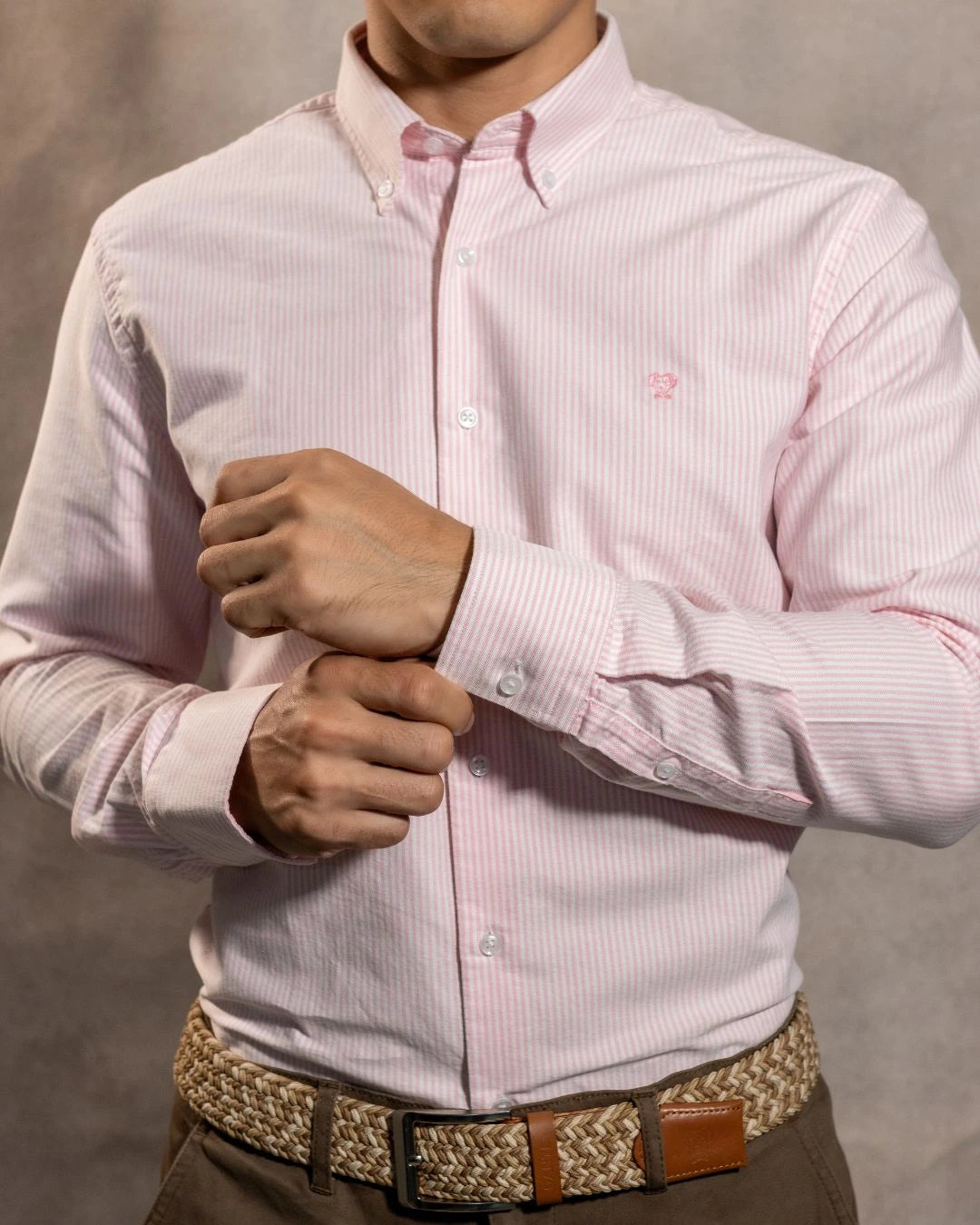 Camisa antimanchas Oxford Rayas Light Pink Columbia marca DANTE para hombre regular fit foto 