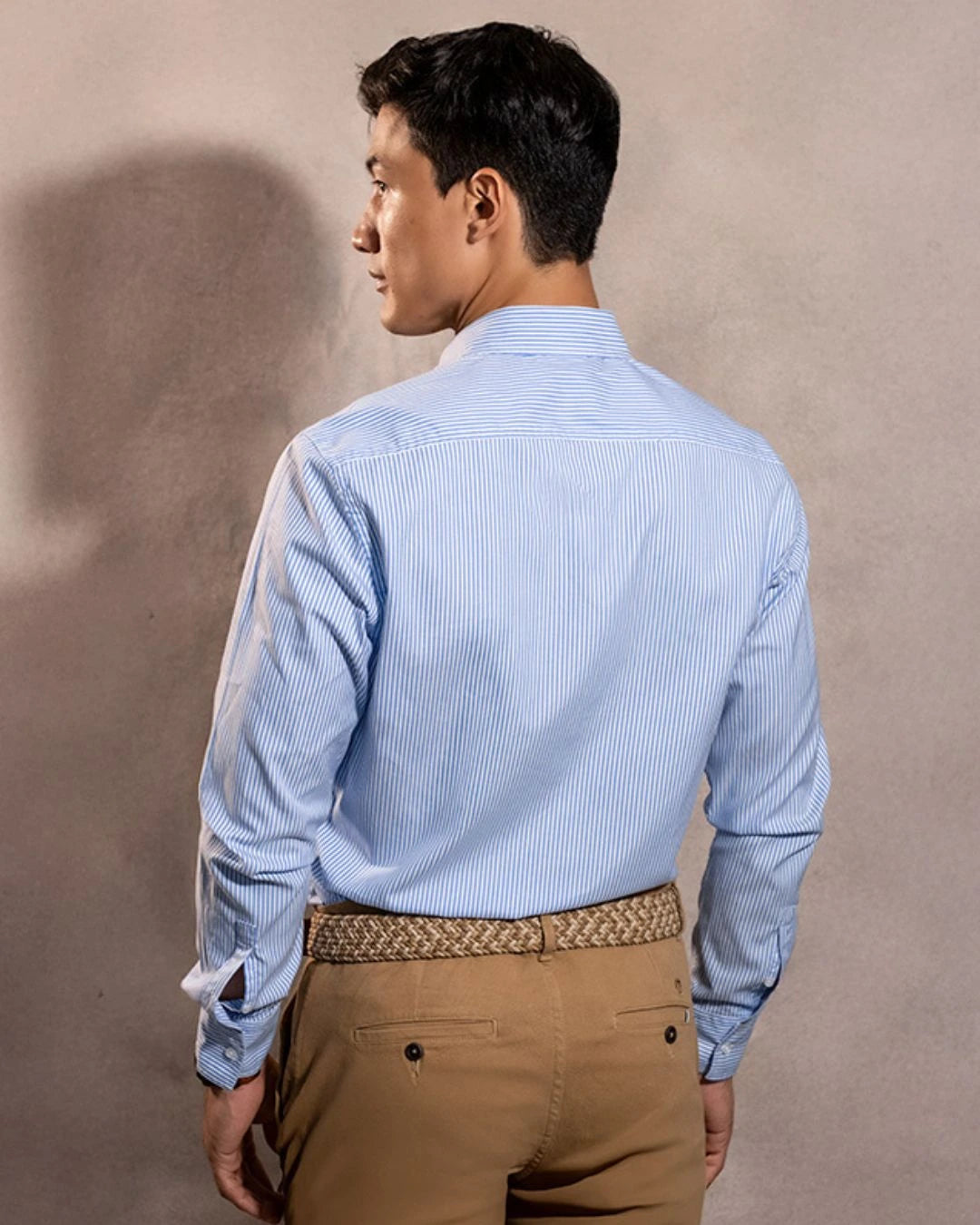 Camisa antimanchas Oxford Yale logo azul marca DANTE para hombre regular fit foto  espalda