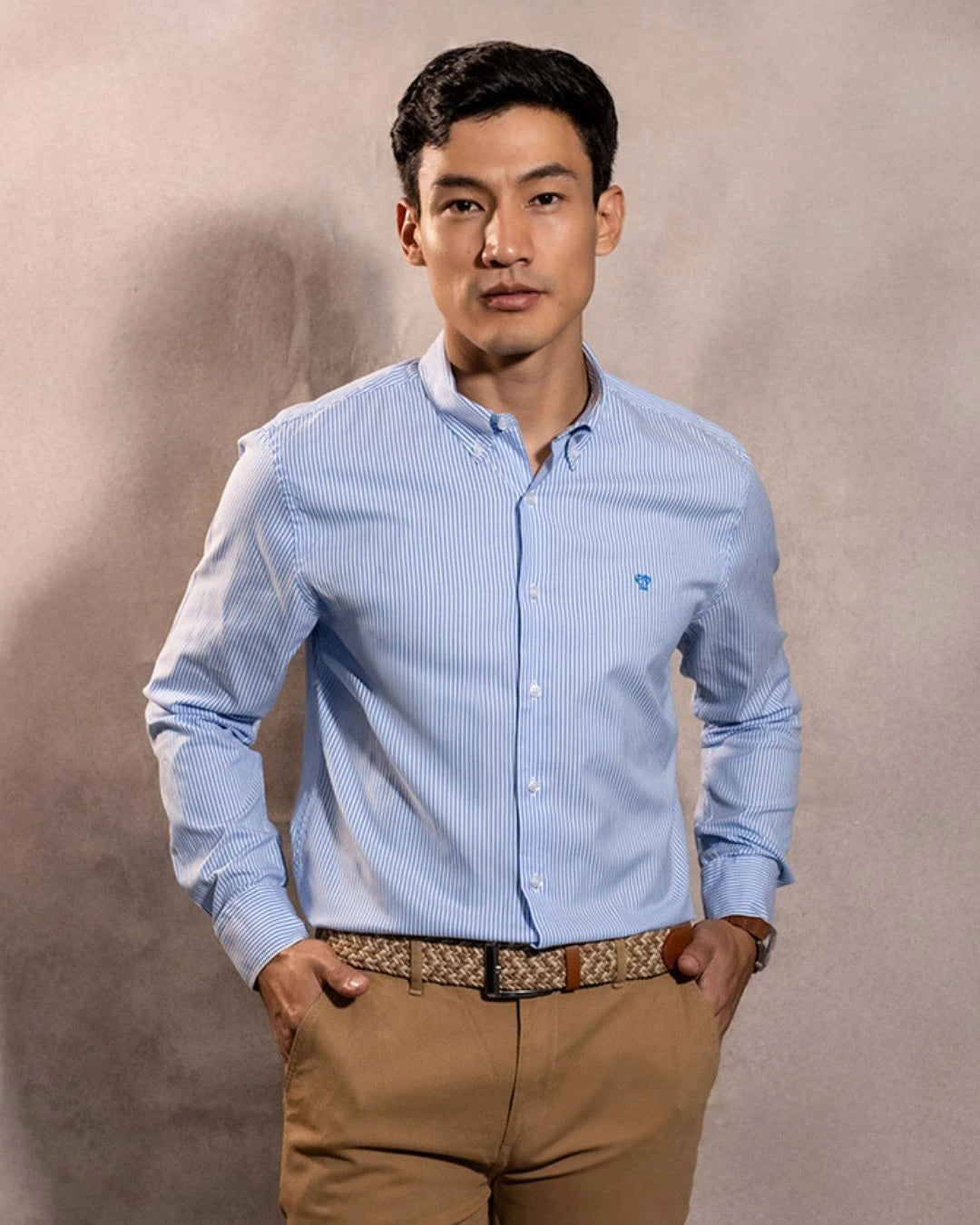 Camisa antimanchas Oxford Yale logo azul marca DANTE para hombre regular fit foto  modelo3
