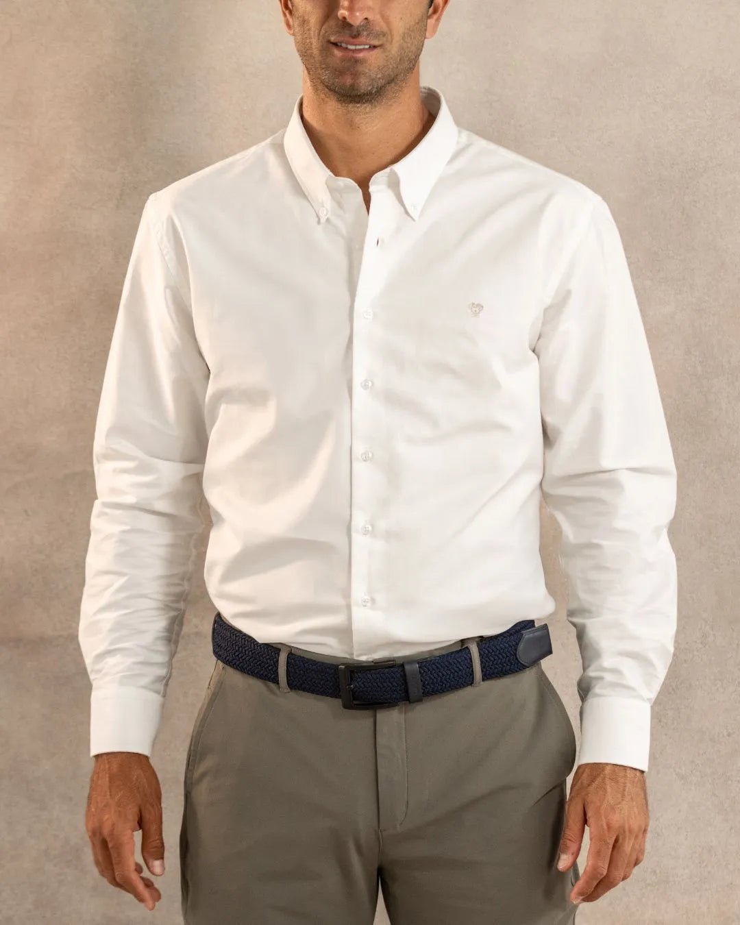 Camisa antimanchas Oxford blanca logo beige marca DANTE para hombre regular fit foto modelo