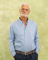 Camisa antimanchas tela algodon Oxford rayas color azul Princeton logo rosado para hombre marca regular fit DANTE foto modelo