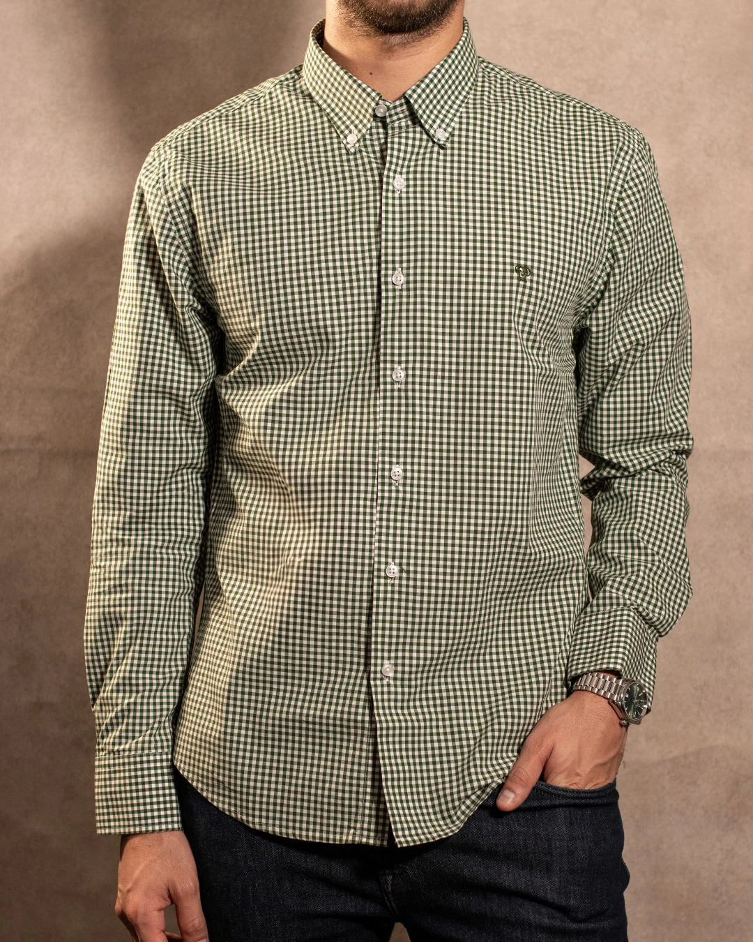 Camisa antimanchas Popelina Cuadros Verde Oscuro Lugano para hombre marca DANTE tallaje regular fit foto modelo