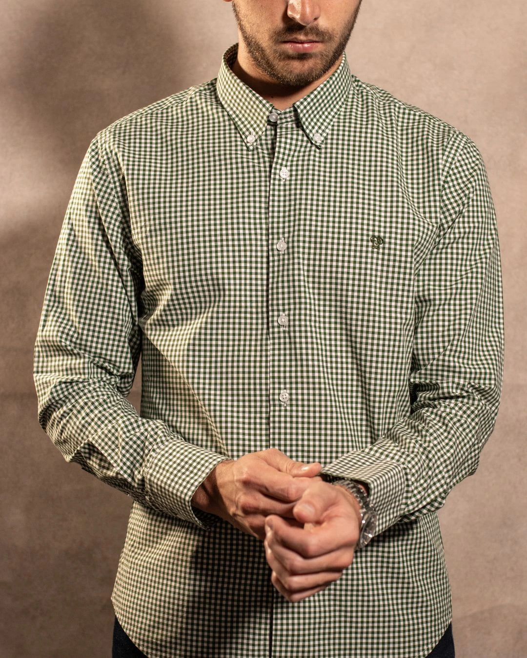 Camisa antimanchas Popelina Cuadros Verde Oscuro Lugano para hombre marca DANTE tallaje regular fit foto modelo close