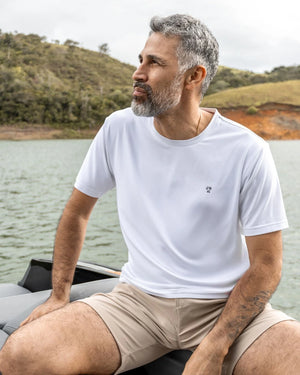 Camiseta Performance Blanca antiarrugas para hombre marca DANTE tallaje regular fit foto lifestyle