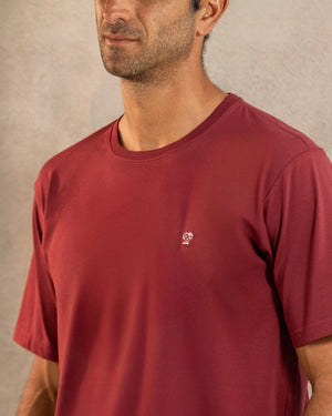 Camiseta Performance Vinotinto antiarrugas para hombre marca DANTE tallaje regular fit foto logo