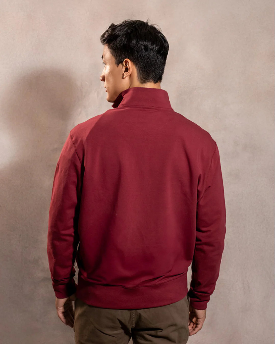 Halfzip Antimanchas Vinotinto  para hombre marca DANTE tallaje regular fit foto espalda