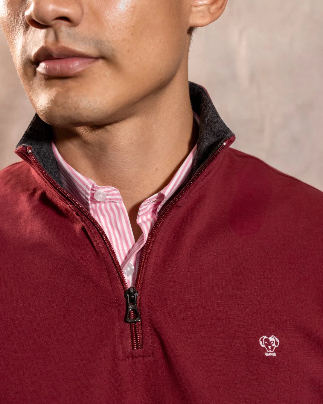 Halfzip Antimanchas Vinotinto  para hombre marca DANTE tallaje regular fit foto logo