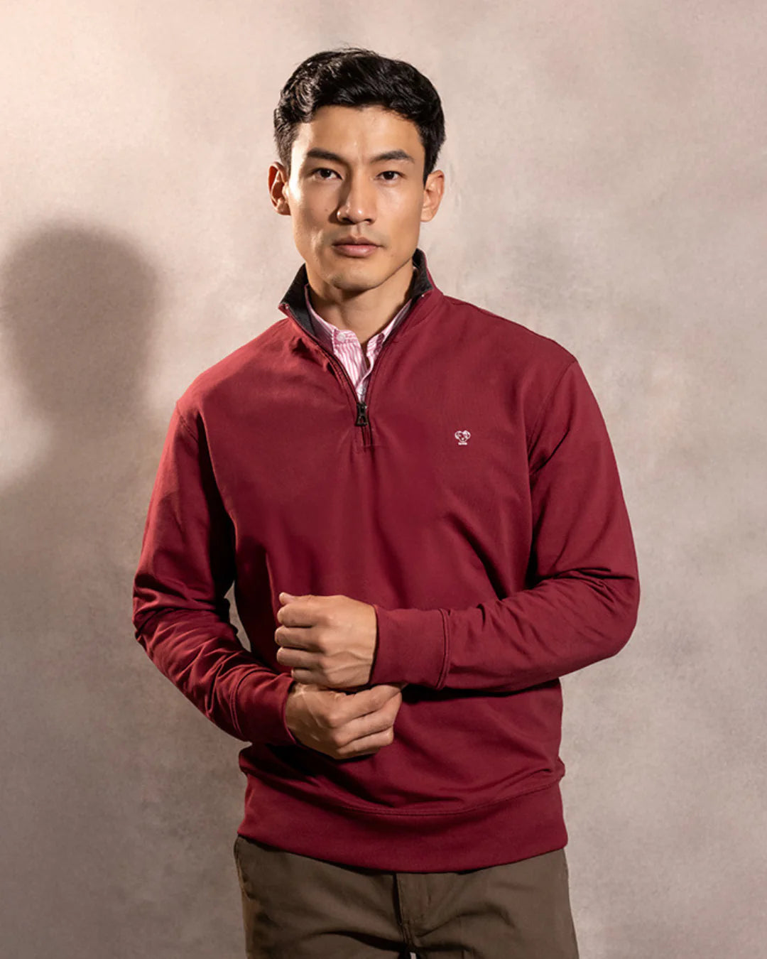 Halfzip Antimanchas Vinotinto  para hombre marca DANTE tallaje regular fit foto modelo