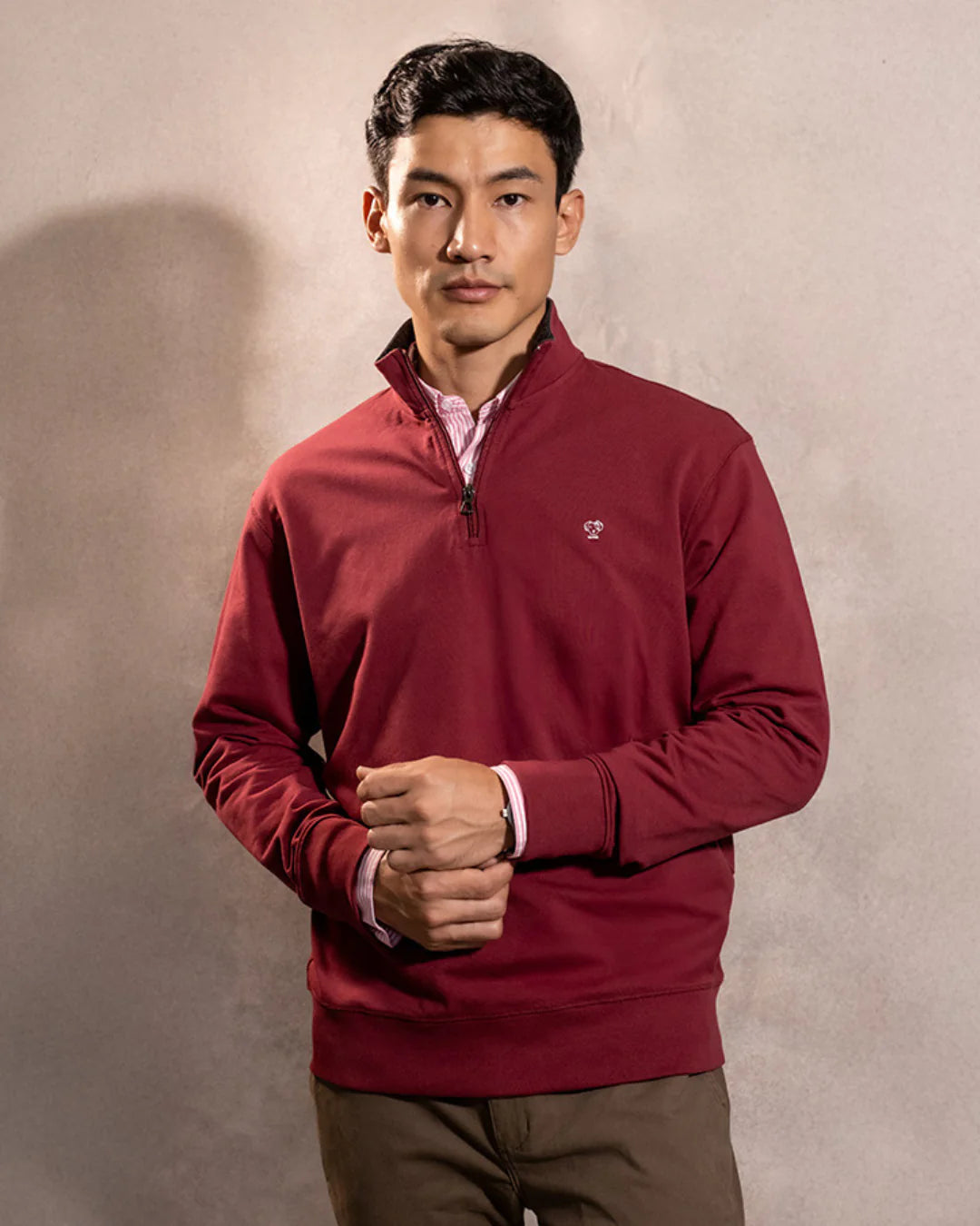 Halfzip Antimanchas Vinotinto  para hombre marca DANTE tallaje regular fit foto modelo 3