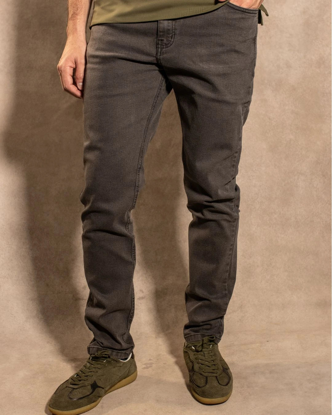 Jean Elástico Gris Oscuro para hombre marca DANTE ajustado foto modelo