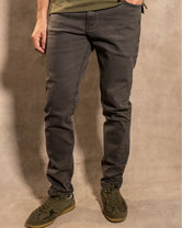 Jean Elástico Gris Oscuro para hombre marca DANTE ajustado foto modelo