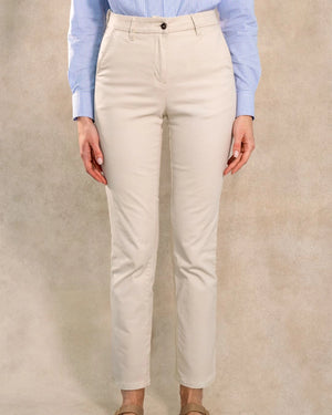 Pantalón elástico chino color Marfil para mujer marca DANTE foto modelo