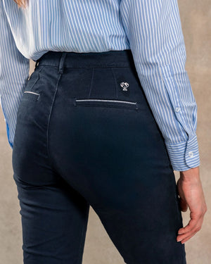 Pantalón elástico chino color azul navy para mujer marca DANTE foto cerca