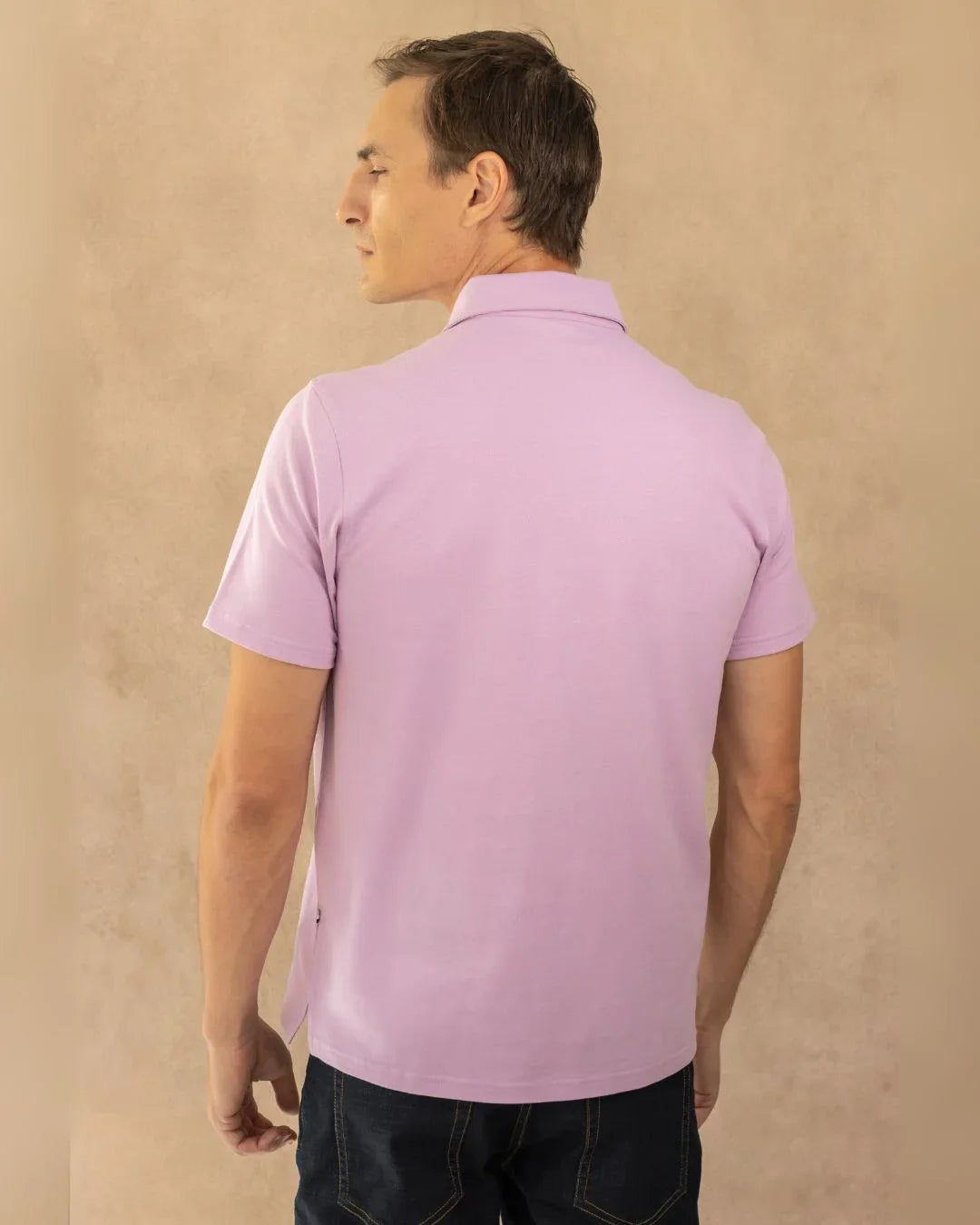 Polo Antimanchas Cuello Rígido Lila marca DANTE tallaje regular fit foto espalda