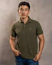 Polo Antimanchas Cuello Rígido Verde Militar marca DANTE tallaje regular fit foto modelo