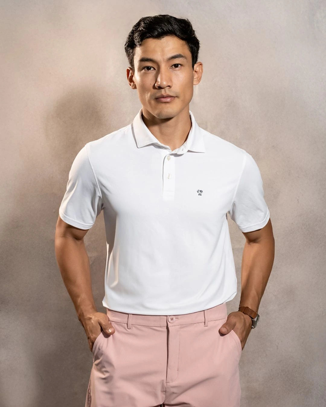 Polo Performance Antiarrugas blanca para hombre marca DANTE tallaje regular fit foto modelo